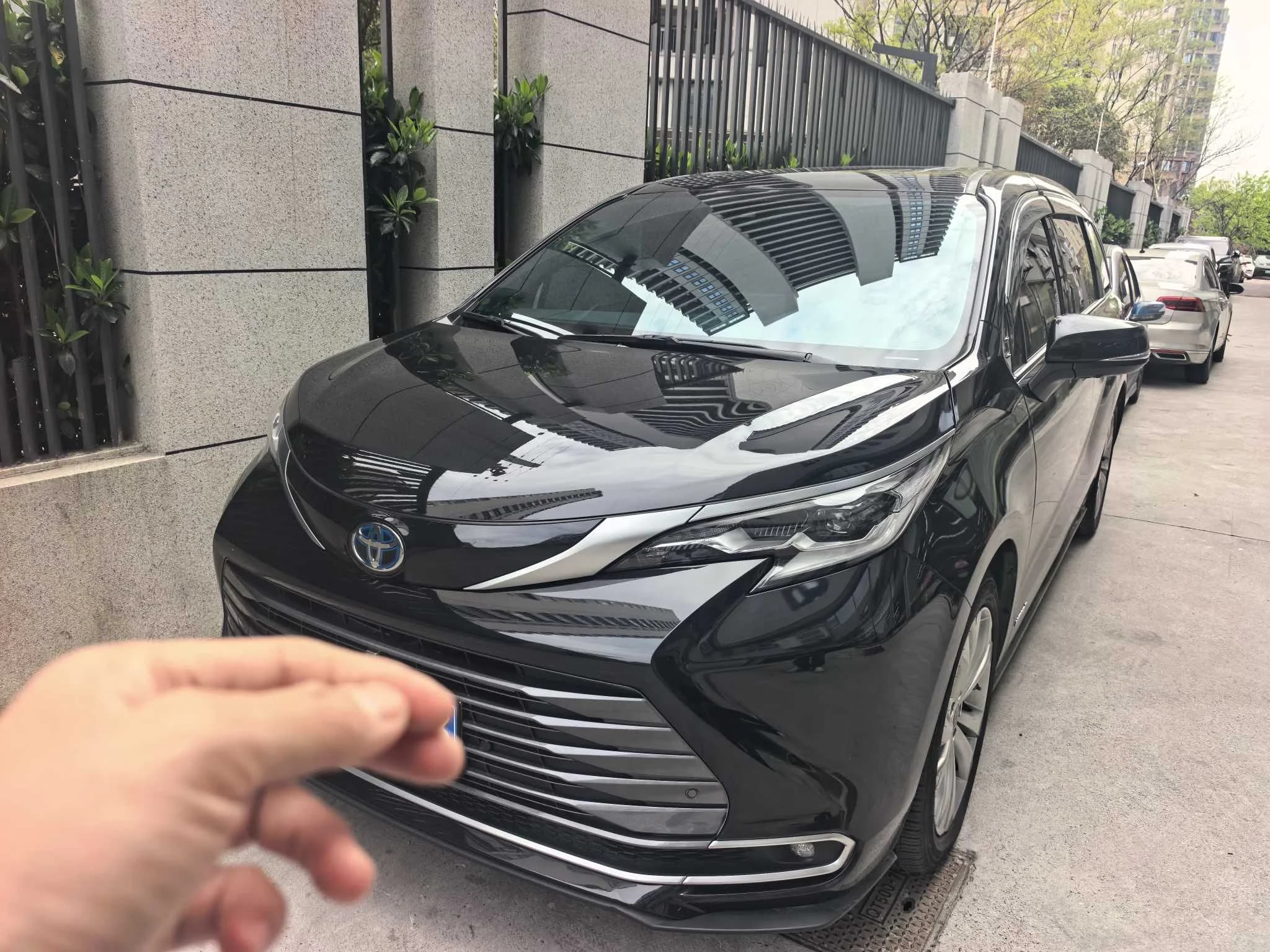 Toyota 赛那SIENNA 2023款 2.5L混动 尊贵版