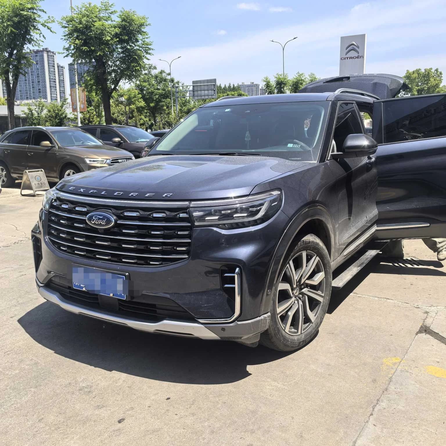 福特 探险者 2023款 EcoBoost 285 四驱钛金版 7座