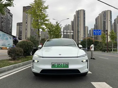 Tesla Model Y L 2025 Long RangeAll-wheel drive thumbnail 3